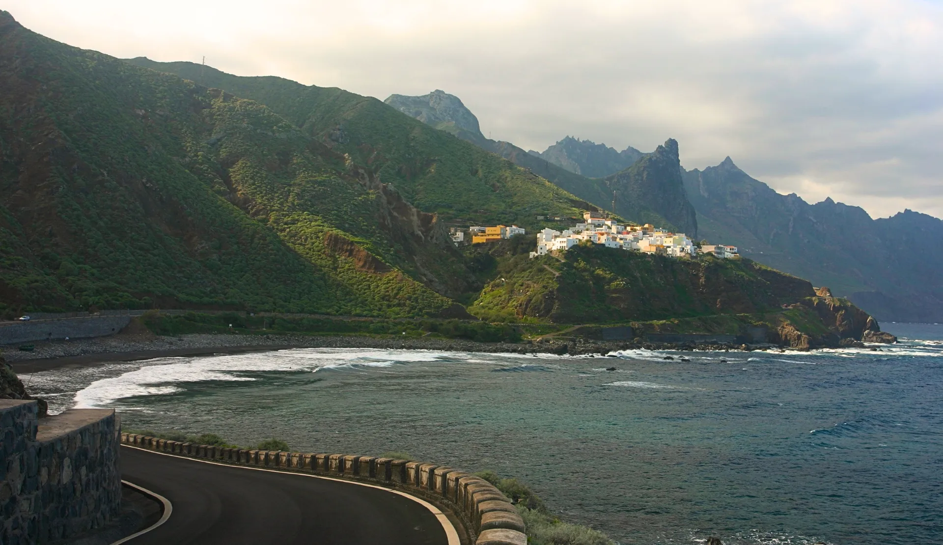 Küstendorf im Anaga-Gebirge mit Blick auf die zerklüftete Nordküste von Teneriffa