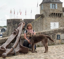 Andrea, Reisebloggerin von anwolf, mit Hund vor der Ville Close in Concarneau