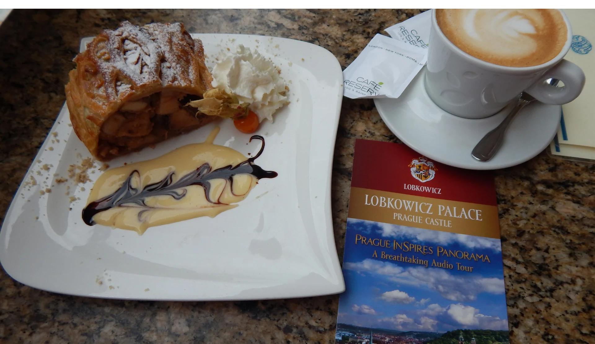 Apfelstrudel mit Vanillesauce und Cappuccino im Café des Lobkowicz Palace auf der Prager Burg
