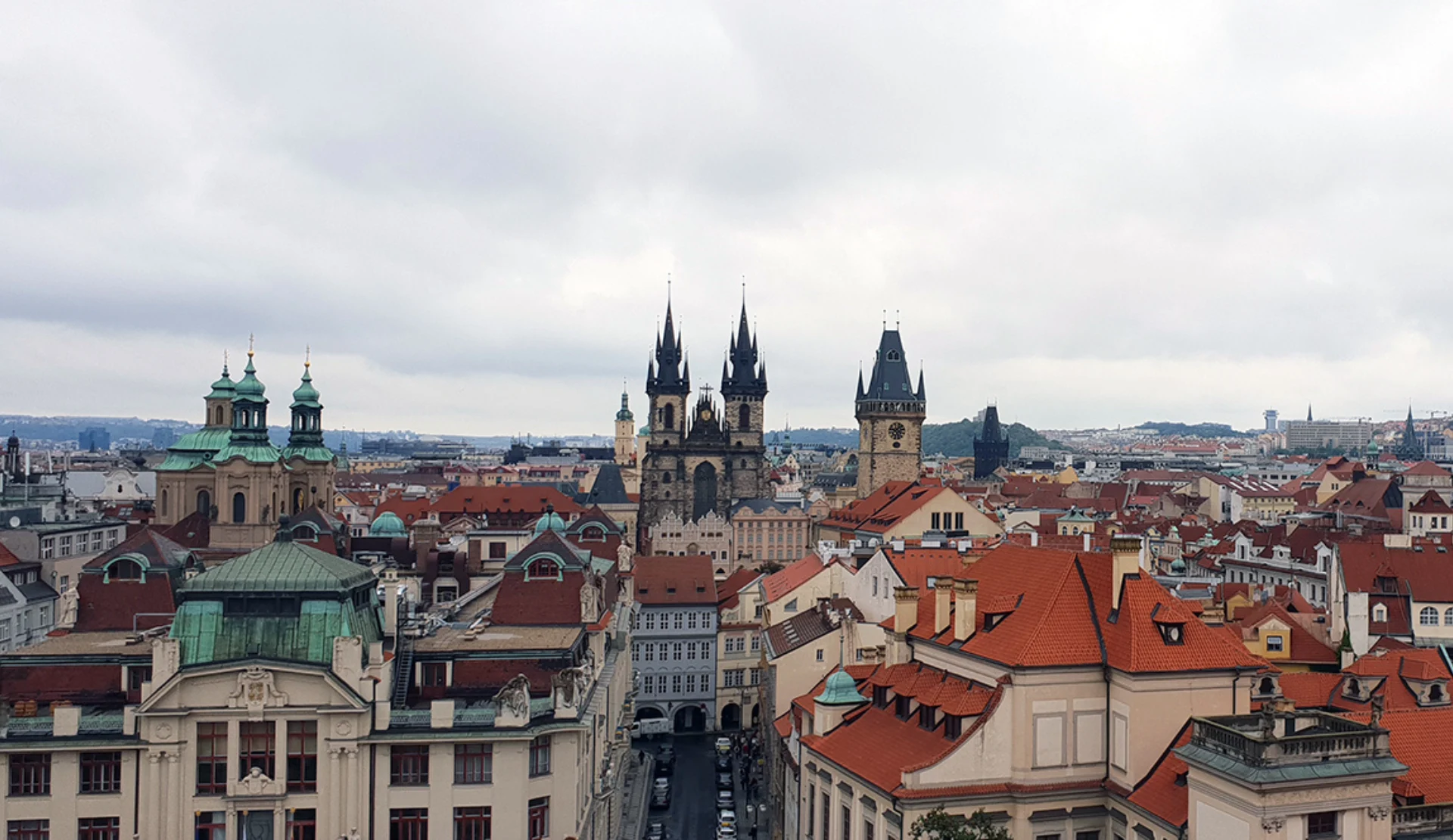 Blick vom Astronomischen Turm im Klementinum über die Prager Altstadt mit Teynkirche