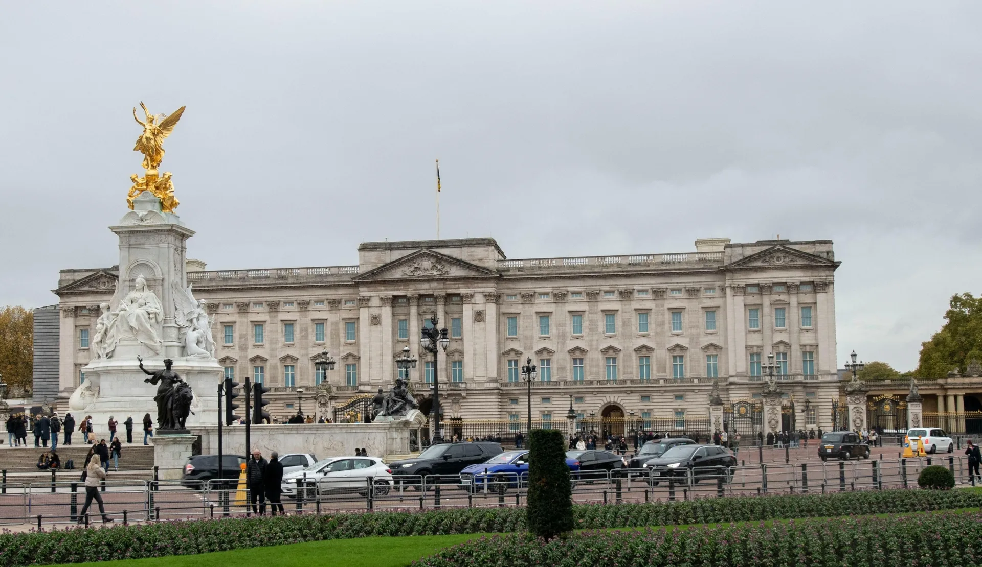 Buckingham Palace mit Victoria Memorial im Vordergrund