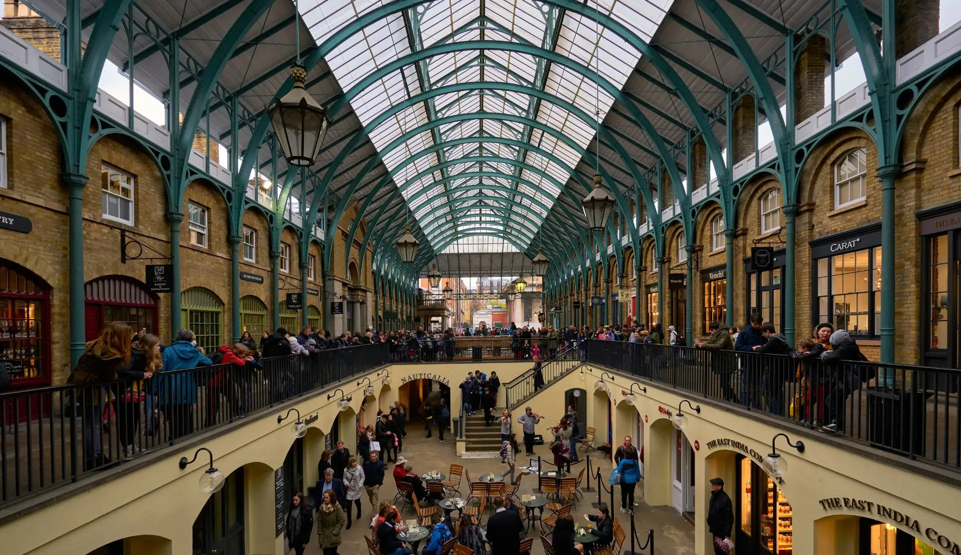 Historische Markthalle in Covent Garden London mit Glasdach