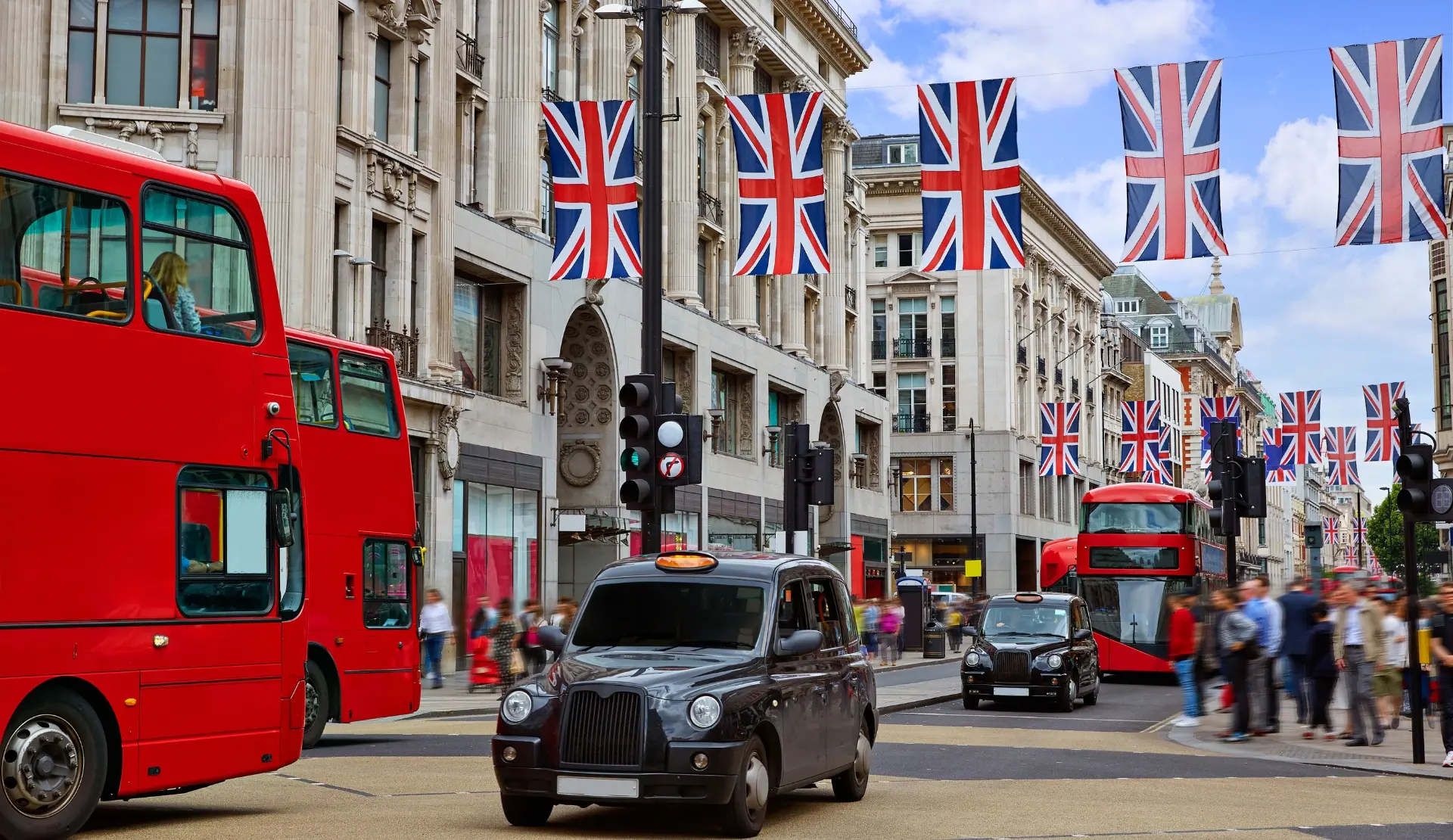 Oxford Street in London mit Doppeldeckerbus, Taxi und Union Jack Fahnen
