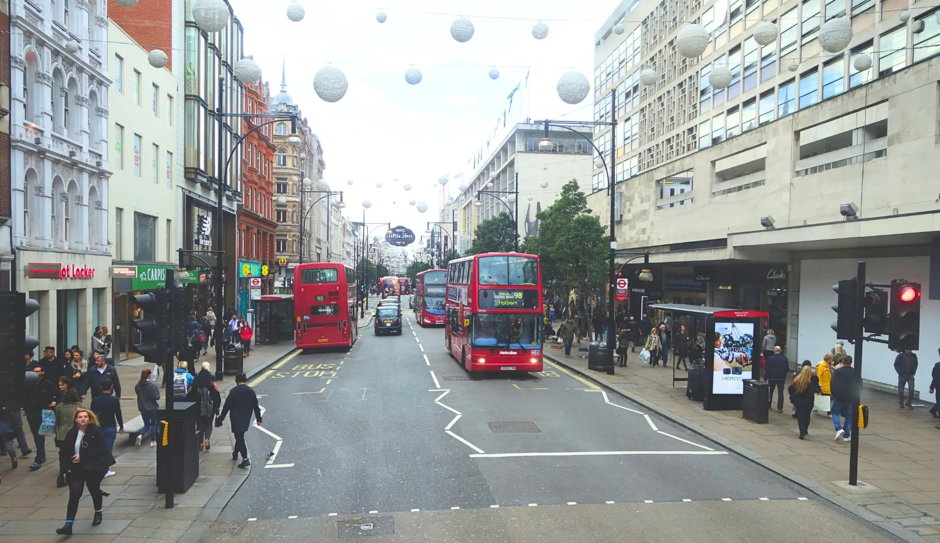 Belebte Oxford Street in London mit roten Doppeldeckerbussen
