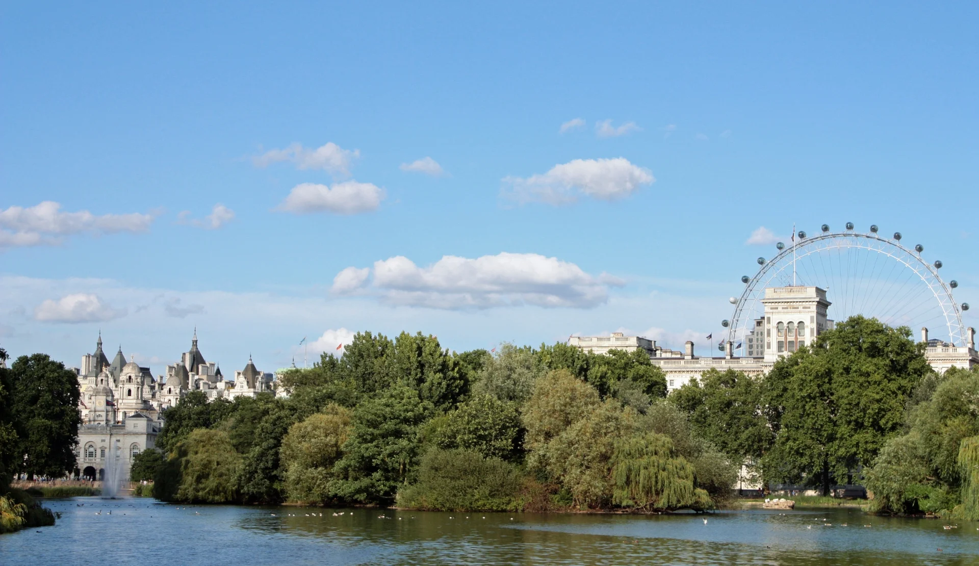 St James's Park mit See und Blick auf das London Eye