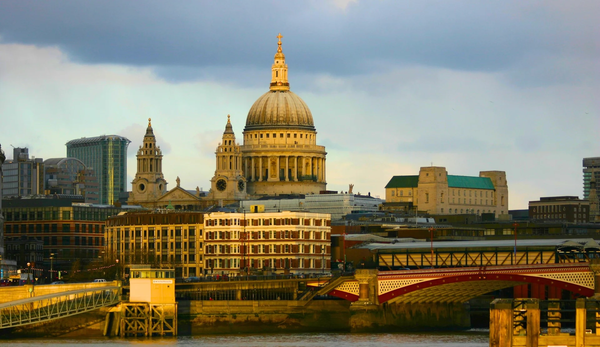St. Paul's Cathedral in London bei Sonnenuntergang mit Themse