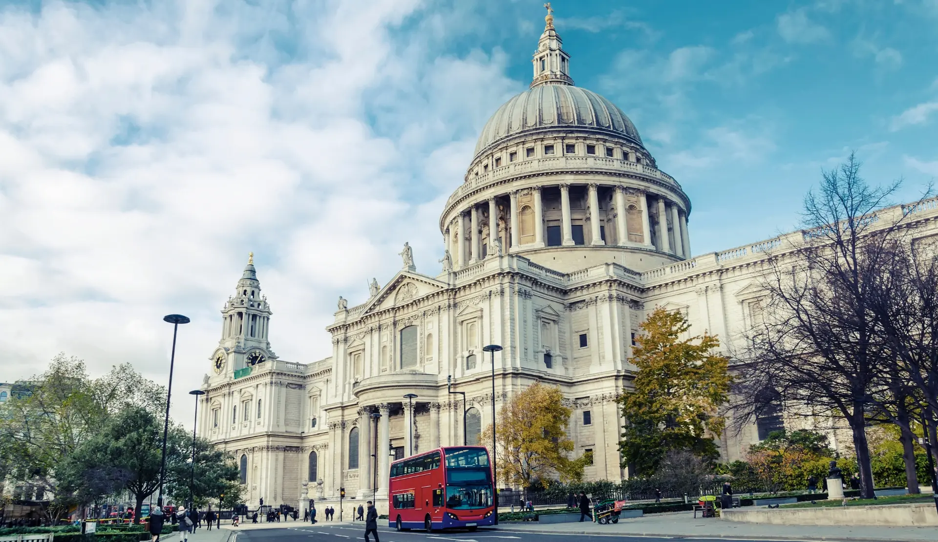 St. Paul's Cathedral in London mit Kuppel und Doppeldeckerbus
