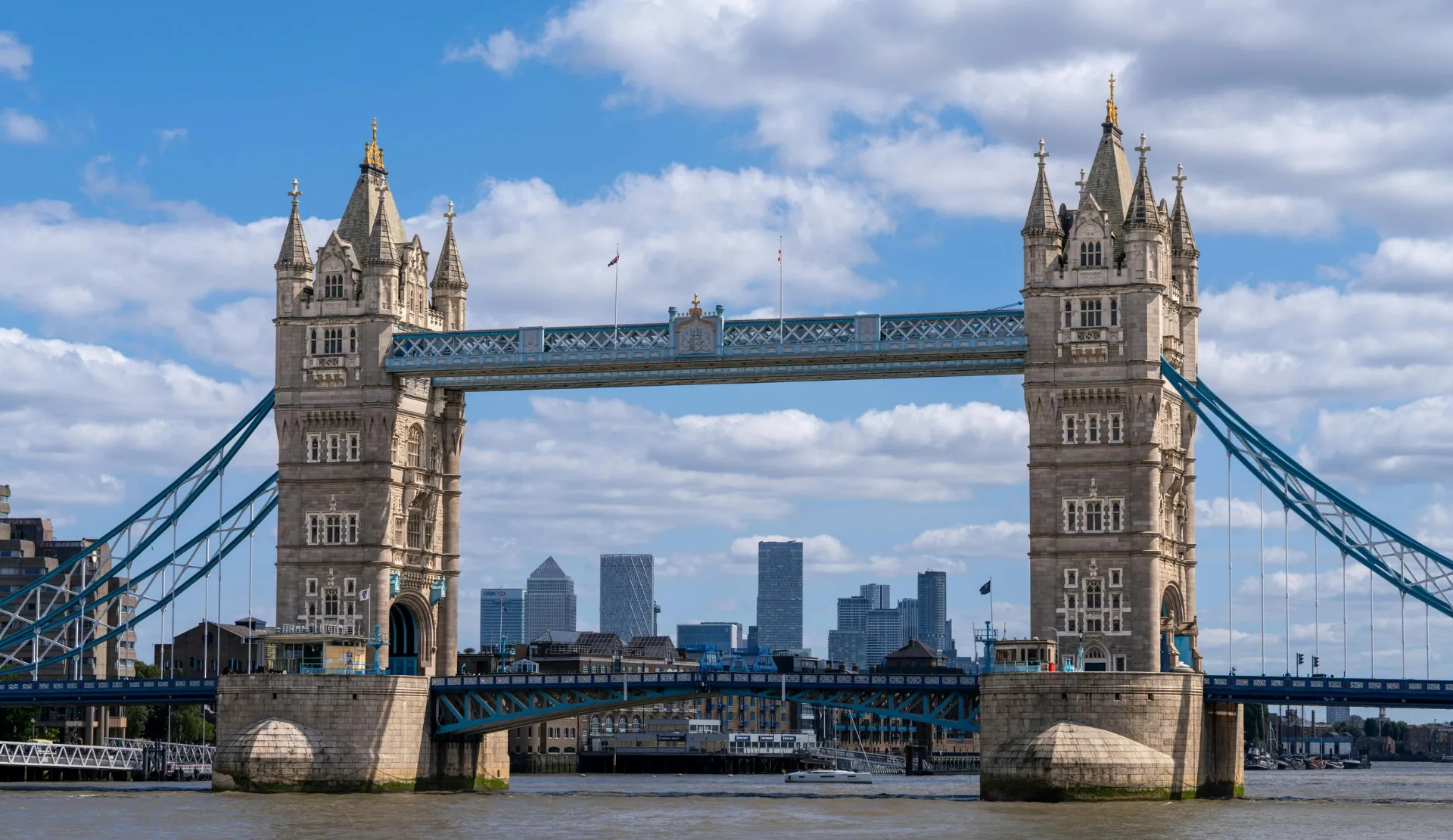 Tower Bridge in London mit Blick auf die Skyline von Canary Wharf