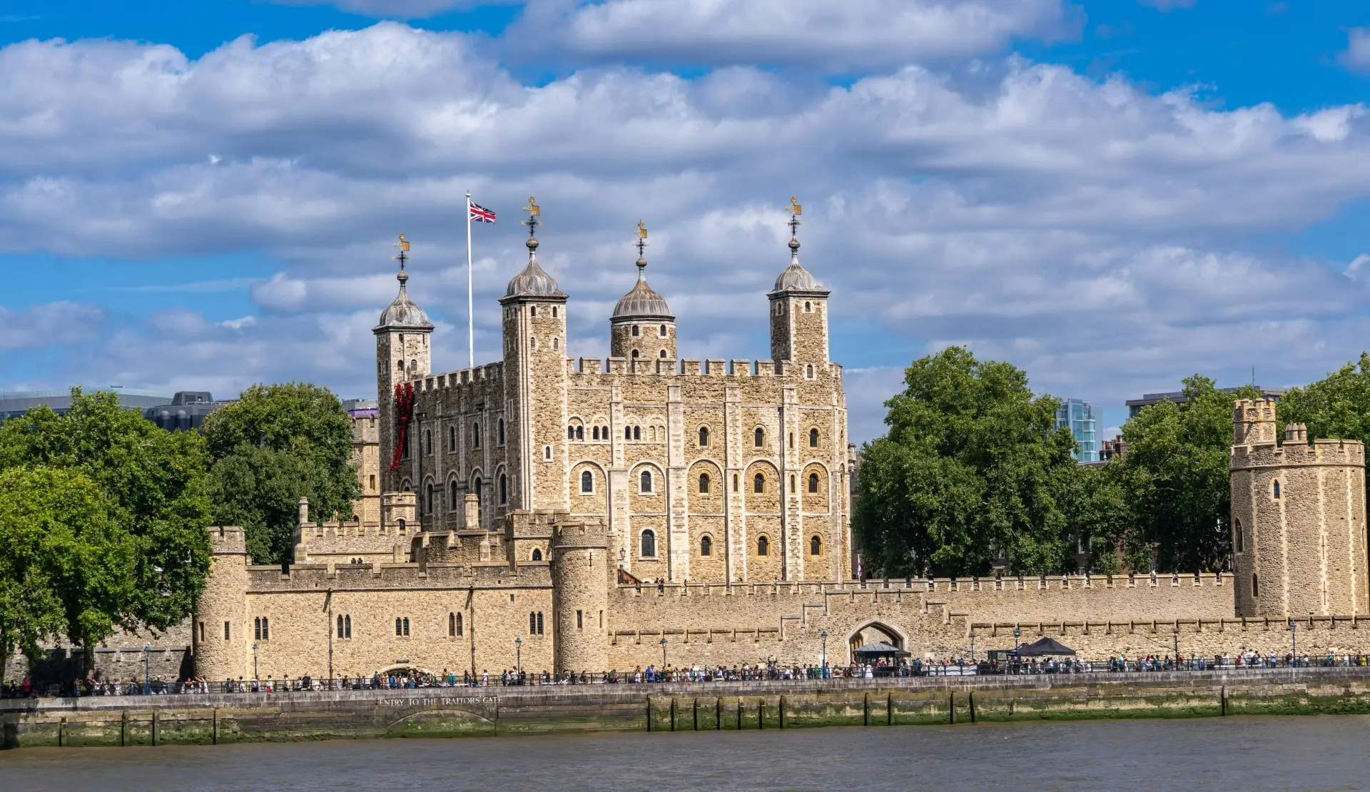 Tower of London mit weißem Turm und britischer Flagge