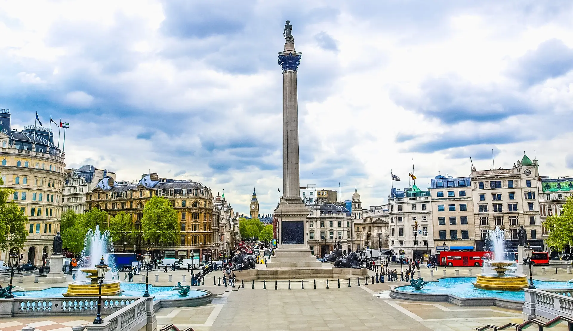 Trafalgar Square mit Nelson Säule und Springbrunnen in London