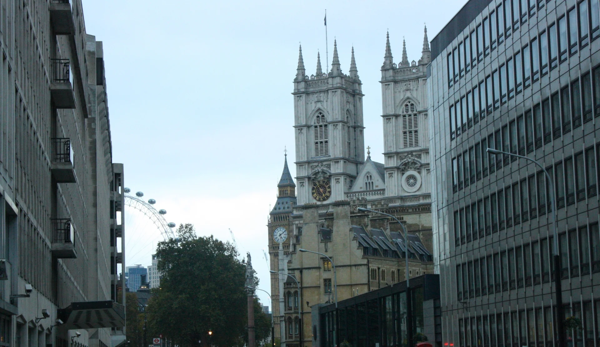 Türme der Westminster Abbey in London mit Blick auf das London Eye
