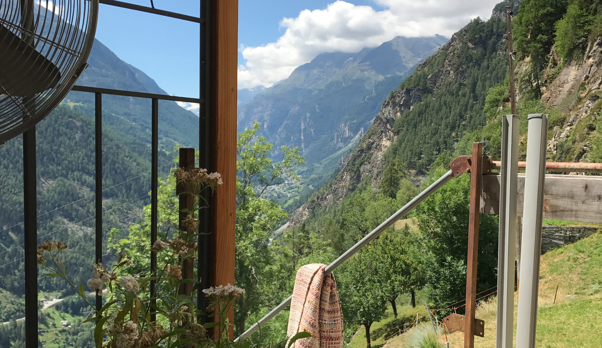 Blick von einer Terrasse ins Mattertal im Oberwallis