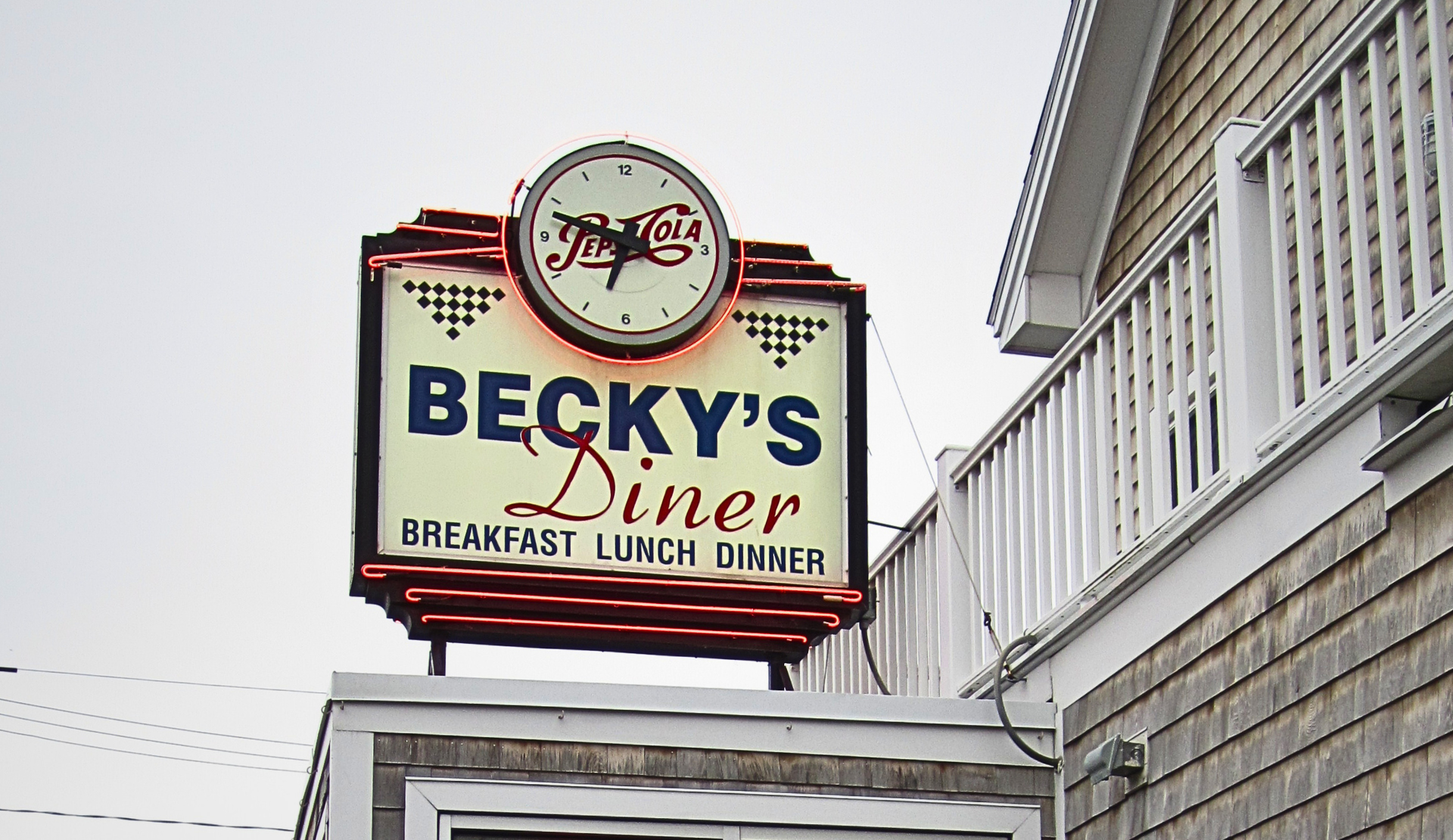 Neonschild von Becky's Diner in Portland Maine einem bekannten Frühstückslokal am Hafen