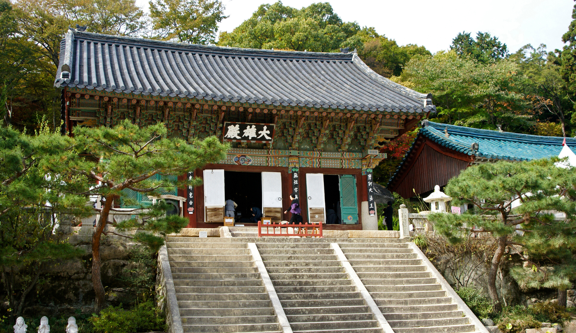 Beomeosa Tempel in Busan Südkorea am Berg Geumjeongsan mit traditioneller koreanischer Tempelarchitektur