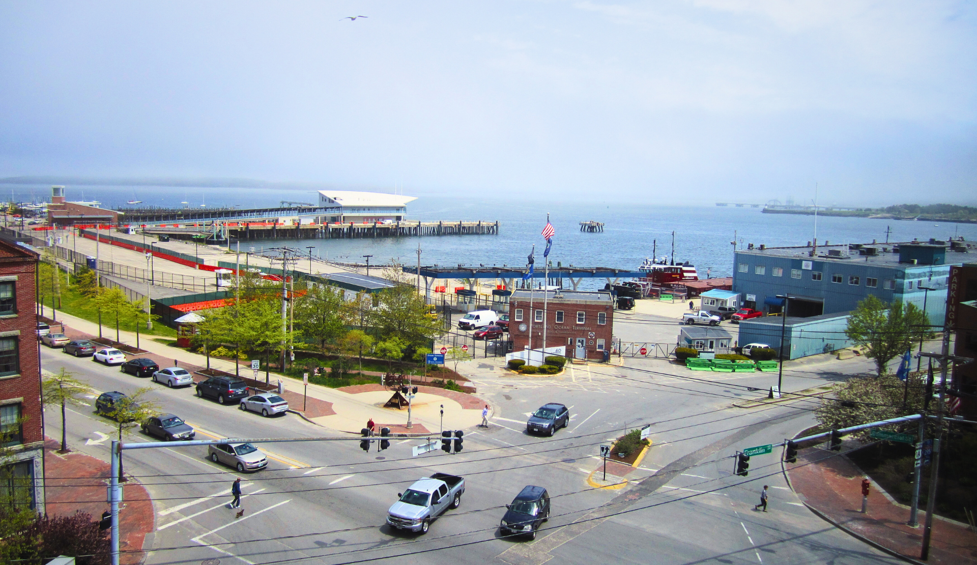 Blick aus dem Hotelzimmer im Hilton Garden Inn Portland Downtown Waterfront auf Hafen und Innenstadt von Portland Maine