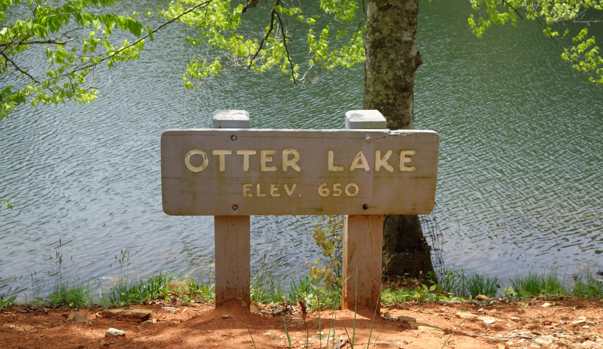 Holzschild am Otter Lake bei den Peaks of Otter am Blue Ridge Parkway