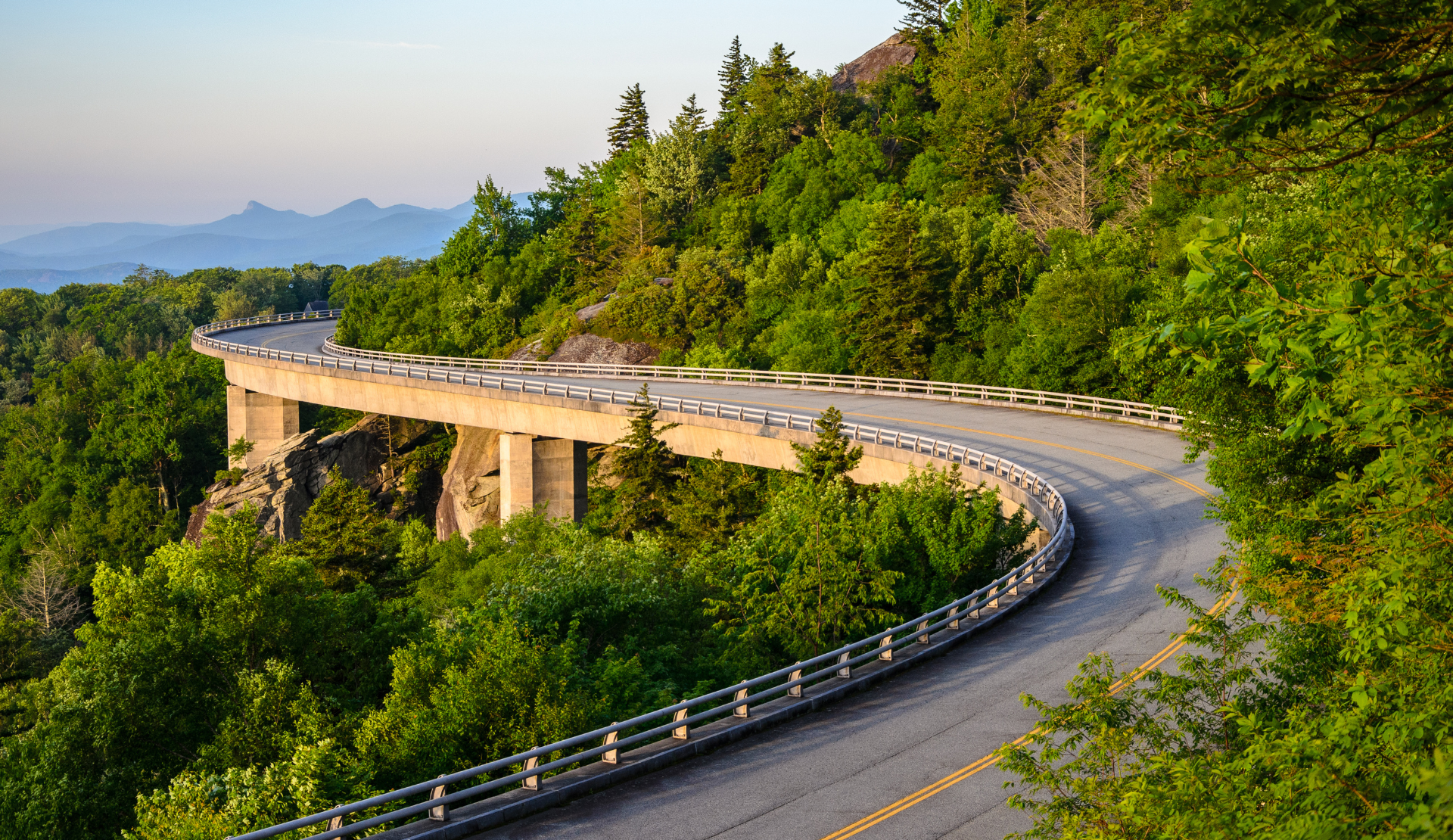 Der Linn Cove Viaduct am Blue Ridge Parkway in North Carolina