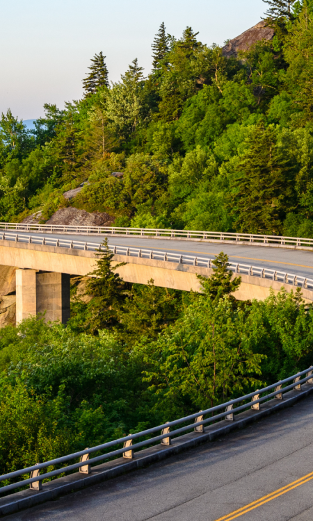Straße des Blue Ridge Parkway am Linn Cove Viaduct in North Carolina