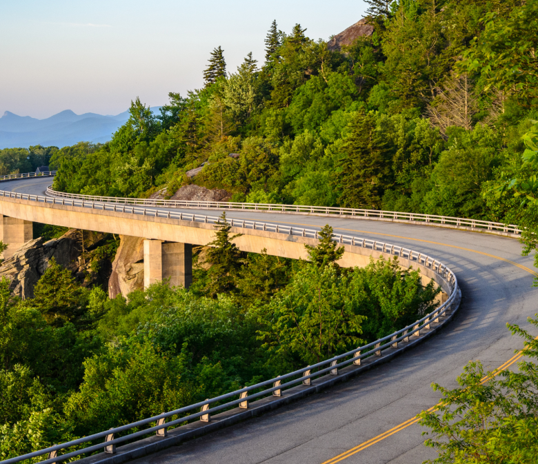 Straße des Blue Ridge Parkway am Linn Cove Viaduct in North Carolina