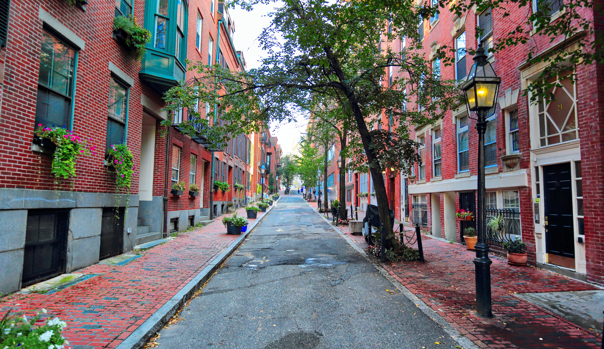Ruhige Wohnstraße in Bostons Stadtteil Beacon Hill mit Backsteinhäusern und Bäumen