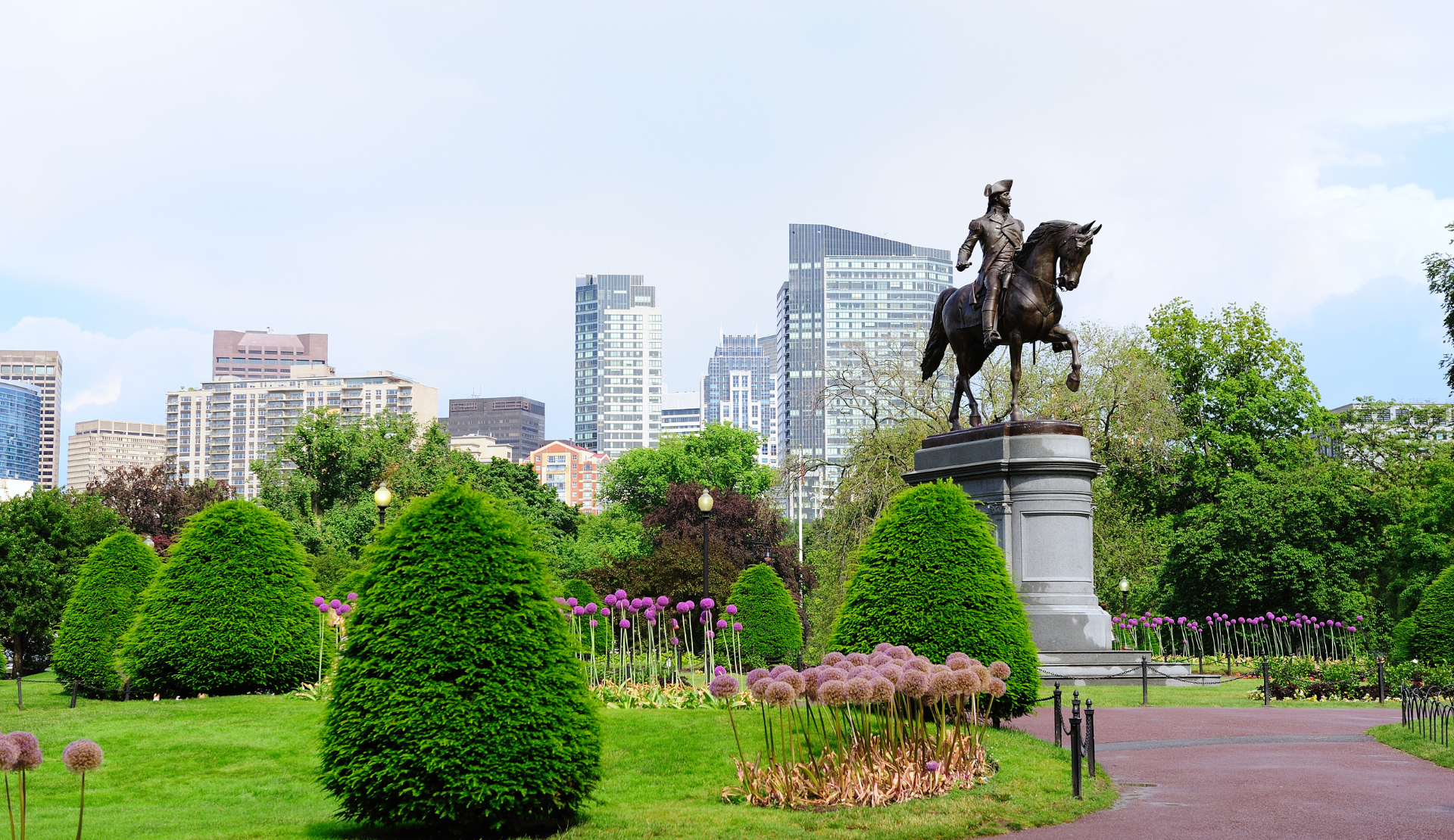 Reiterstatue von George Washington im Boston Common mit Skyline im Hintergrund