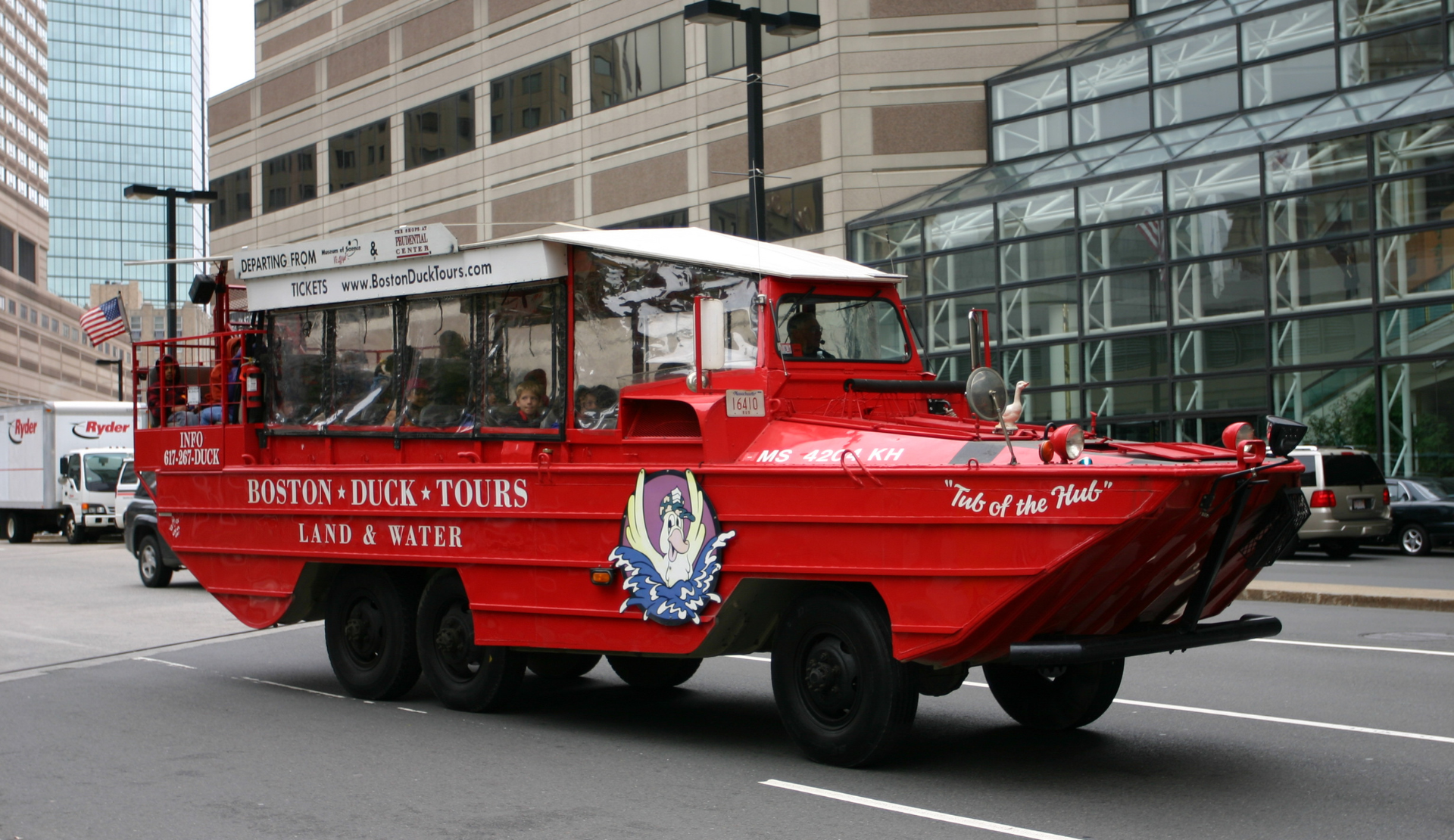 Rotes Boston Duck Tours Amphibienfahrzeug fährt durch die Innenstadt von Boston