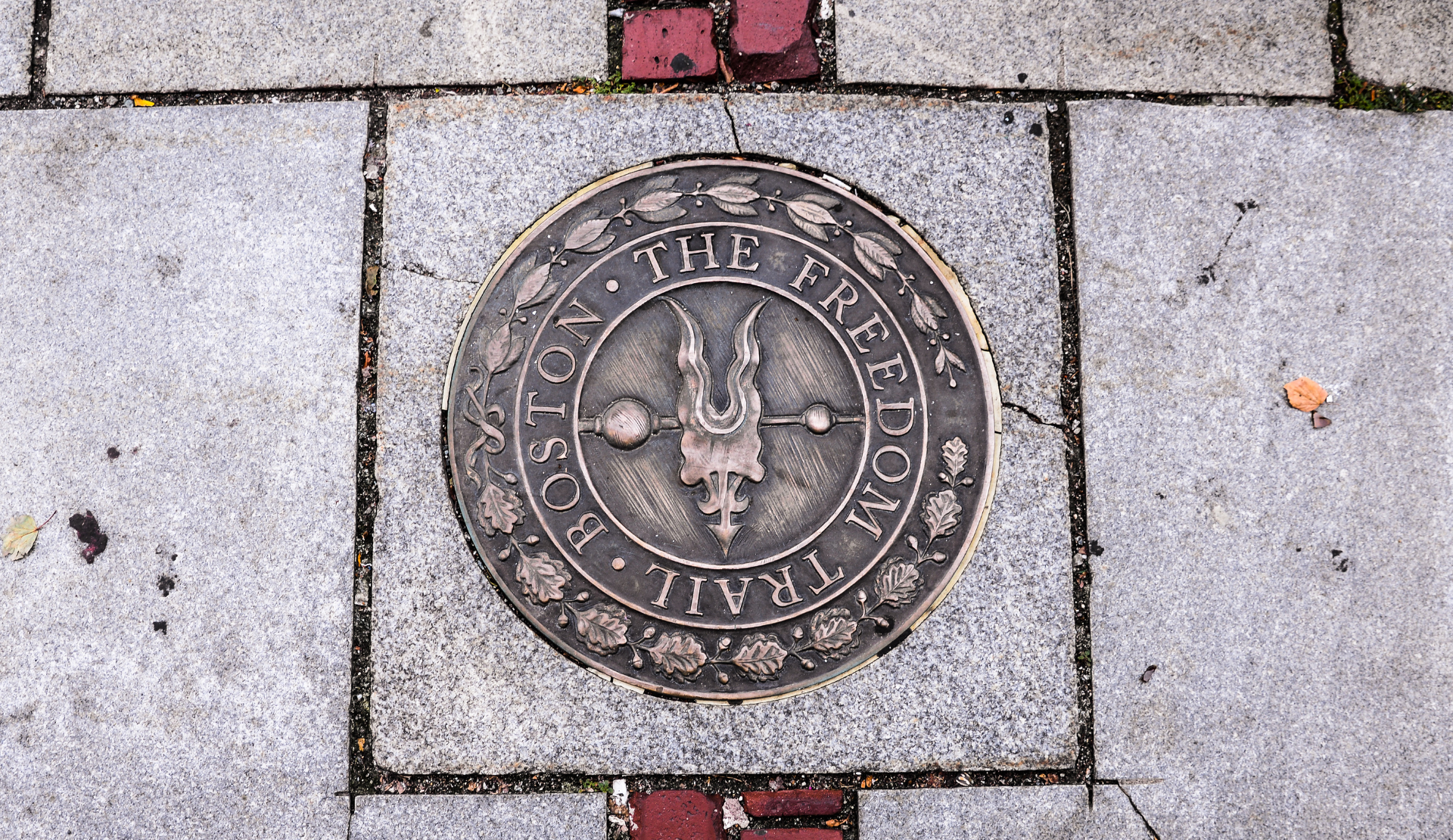Runde Messingplakette des Boston Freedom Trail im Gehweg eingelassen