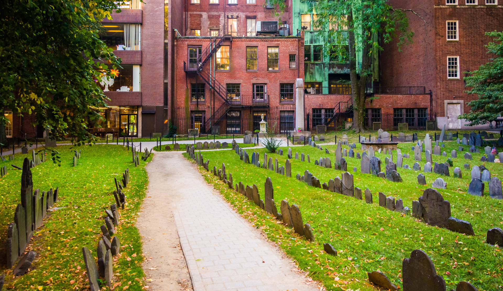 Gehweg durch den Granary Burying Ground in Boston mit historischen Grabsteinen