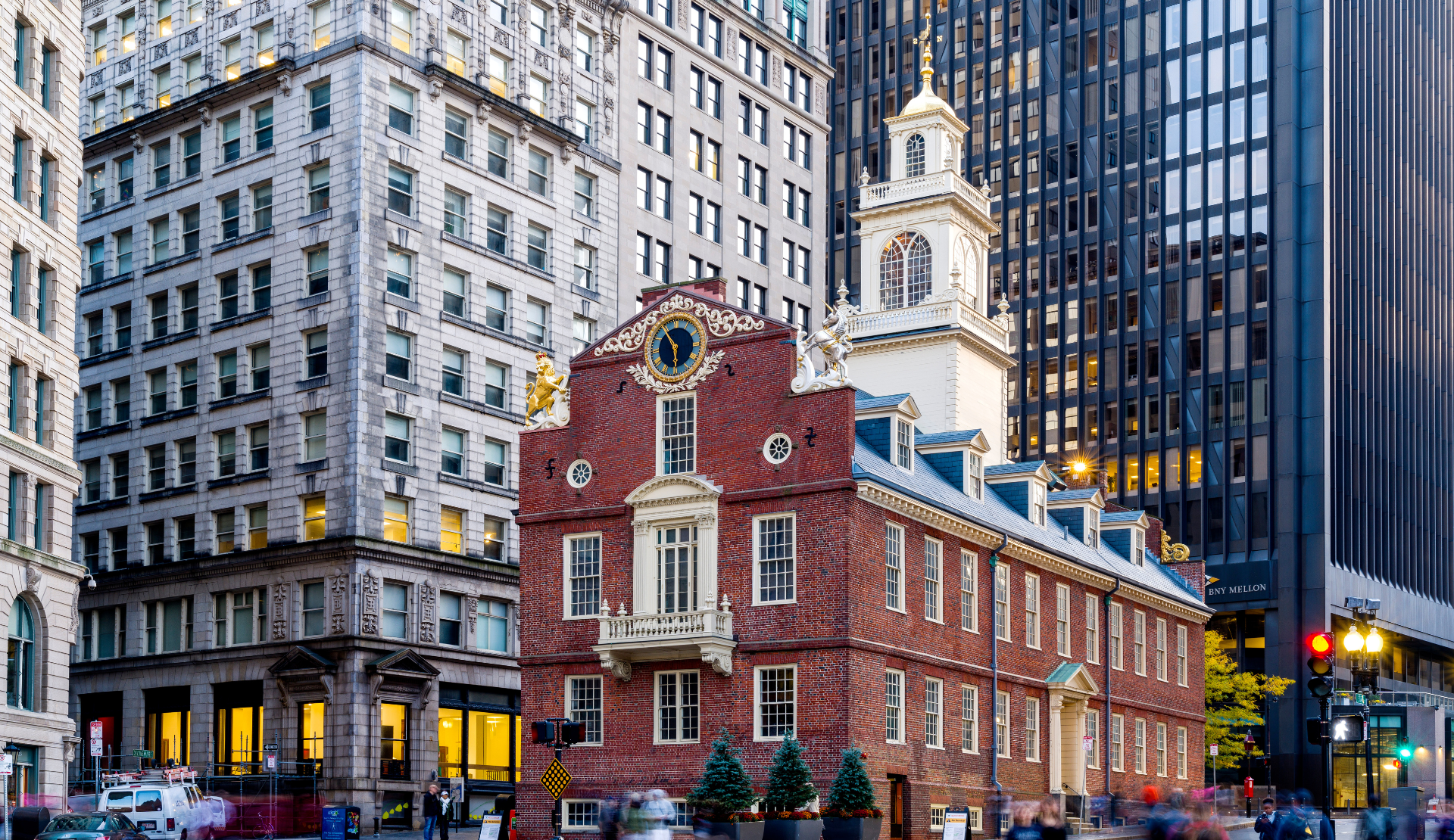 Old State House in Boston zwischen modernen Hochhäusern in der Innenstadt