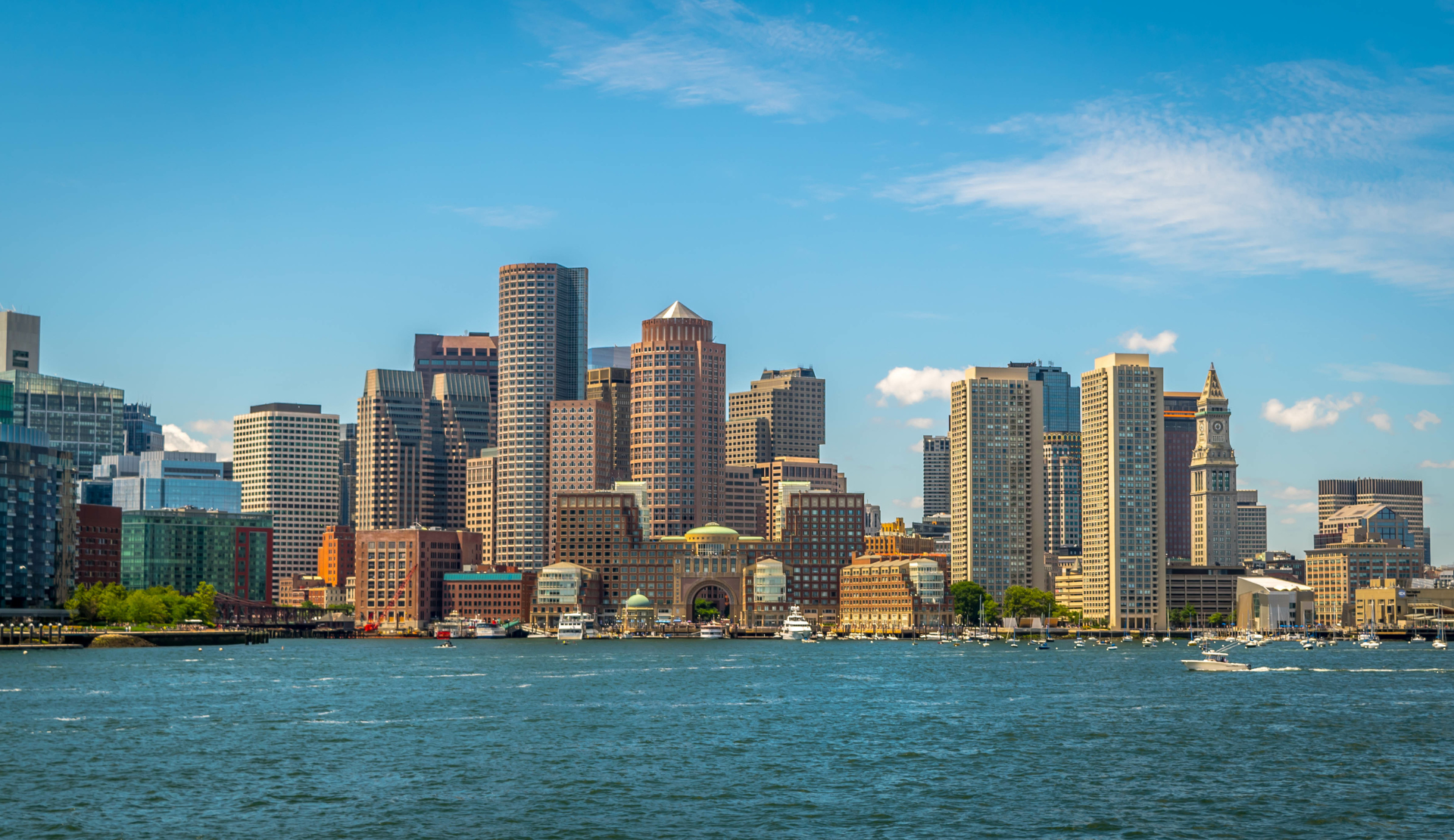 Skyline von Boston mit Hochhäusern am Hafen bei klarem Himmel