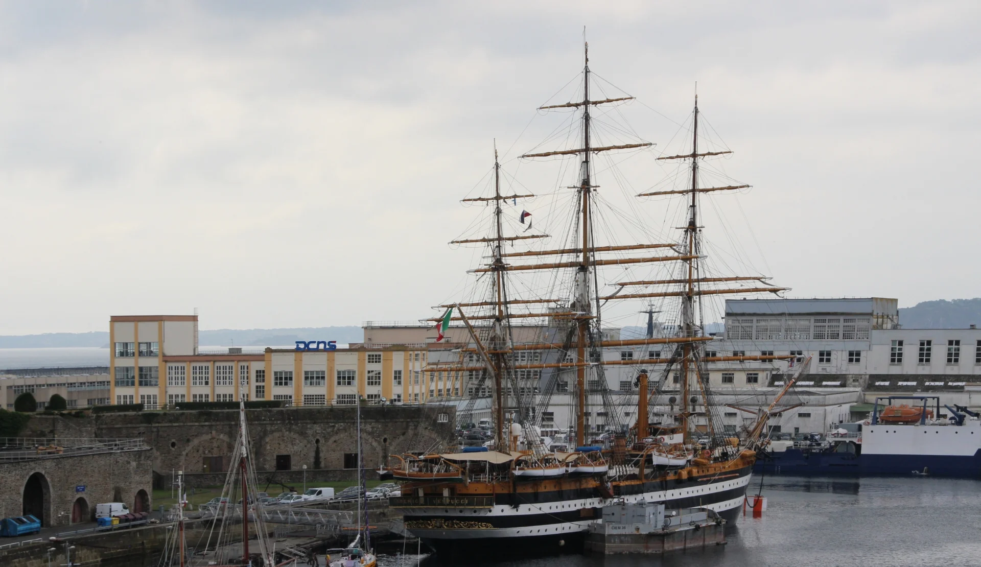 Hafen von Brest mit historischem Segelschiff vor der Festungsmauer