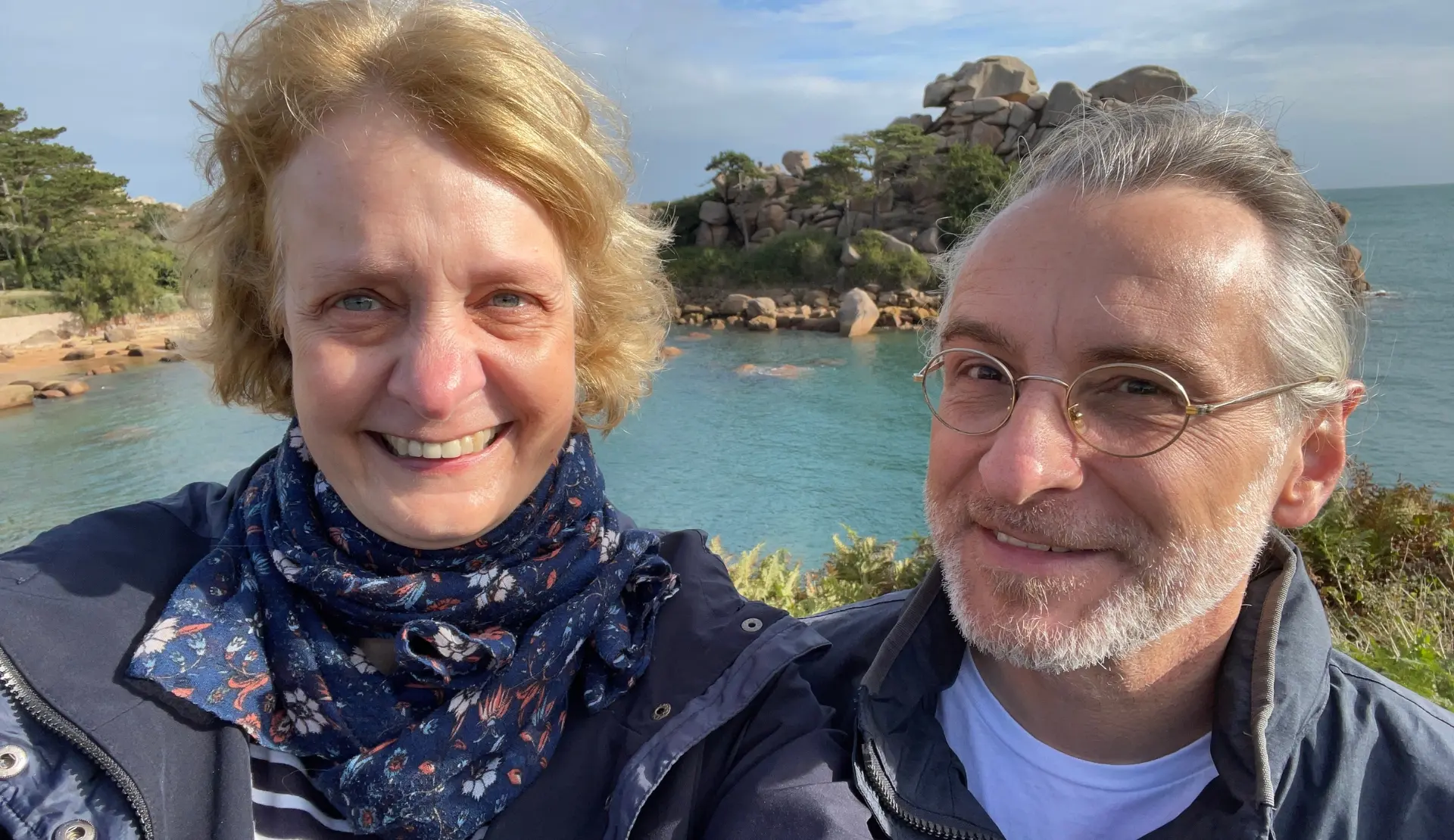 Selfie an der Küste der Bretagne mit Blick auf Felsen und Meer