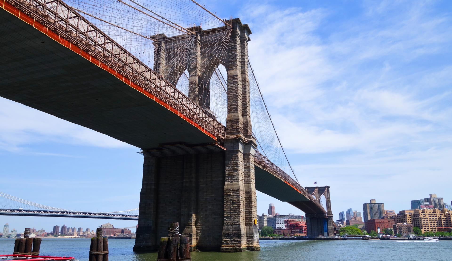 Brooklyn Bridge in New York über den East River bei klarem Himmel