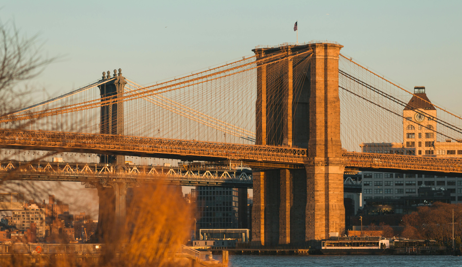 Brooklyn Bridge bei warmem Abendlicht über dem East River in New York City