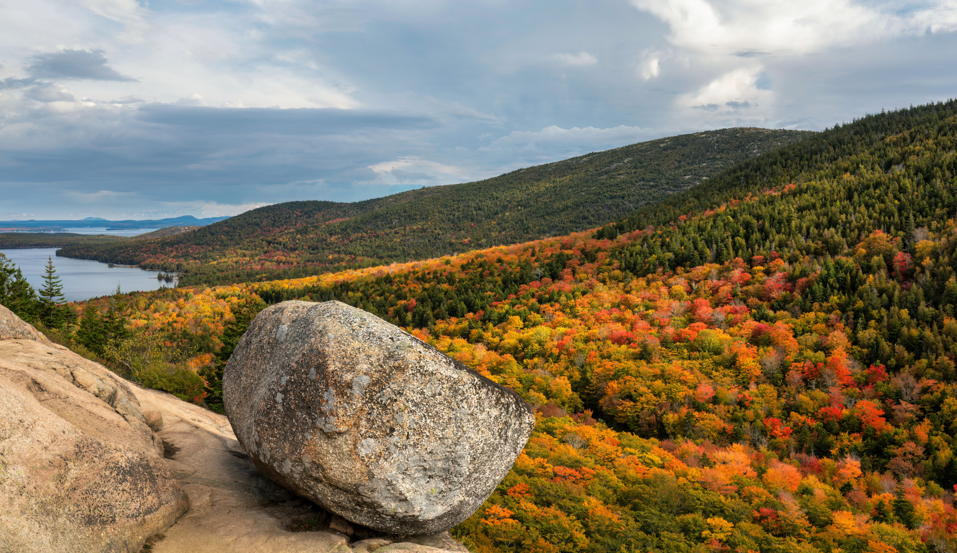 Herbstliche Laubfärbung bei Bubble Rock im Acadia National Park mit Blick über bewaldete Hügel