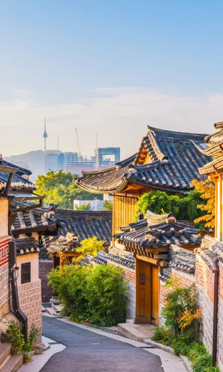 Traditionelle Hanok-Häuser im Bukchon Hanok Village in Seoul mit dem N Seoul Tower im Hintergrund