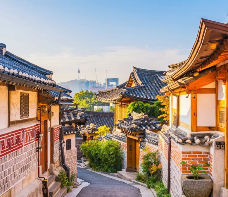 Traditionelle Hanok-Häuser im Bukchon Hanok Village in Seoul mit dem N Seoul Tower im Hintergrund