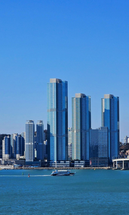 Skyline von Busan Südkorea mit der Gwangan-Brücke und modernen Hochhäusern am Meer