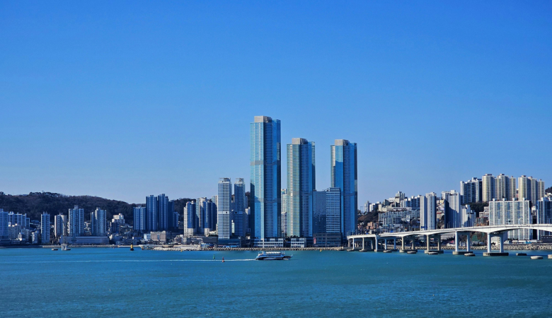 Skyline von Busan Südkorea mit der Gwangan-Brücke und modernen Hochhäusern am Meer