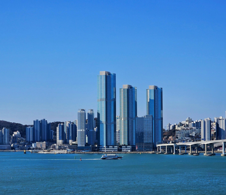 Skyline von Busan Südkorea mit der Gwangan-Brücke und modernen Hochhäusern am Meer