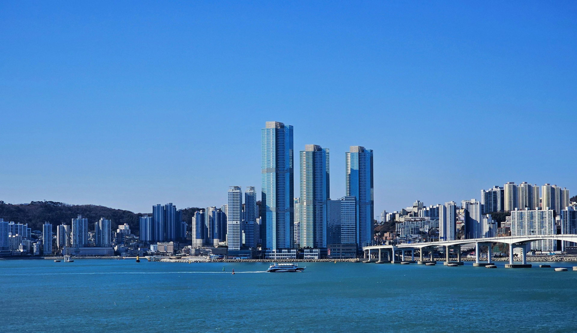 Skyline von Busan Südkorea mit der Gwangan-Brücke und modernen Hochhäusern am Meer