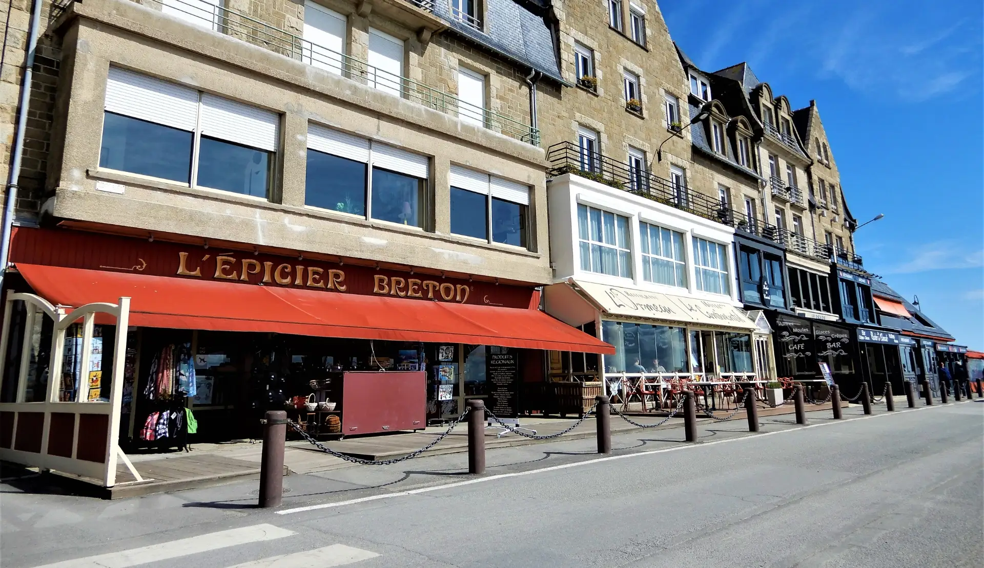 Promenade mit typischen bretonischen Häusern am Hafen von Cancale