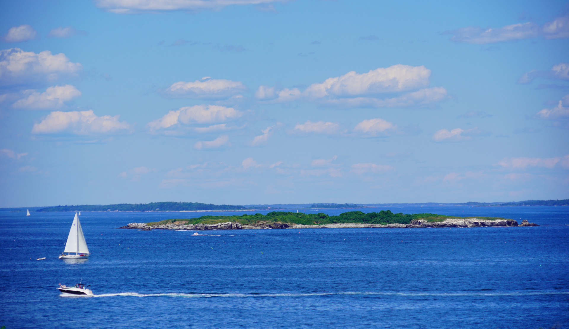 Blick auf die Casco Bay bei Portland Maine mit Inseln, Segelbooten und offenem Meer