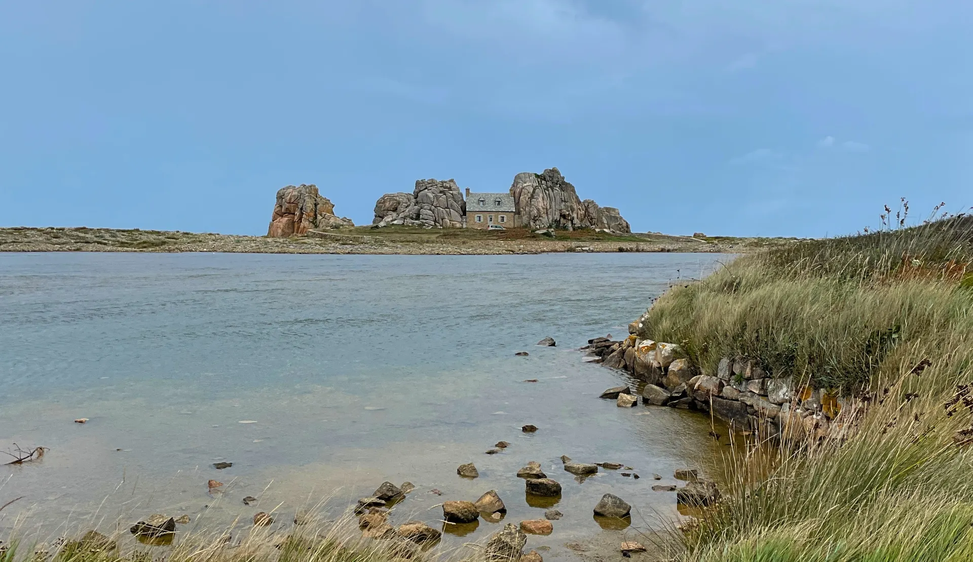 Castel Meur, die Maison du Gouffre, zwischen Granitfelsen in Plougrescant mit Blick über den vorgelagerten Teich