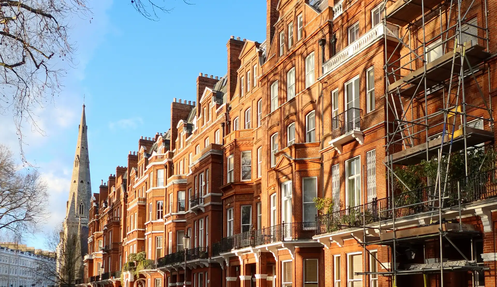Rote Backsteinhäuser mit Erkern in Chelsea, einem der eleganten Viertel Londons.