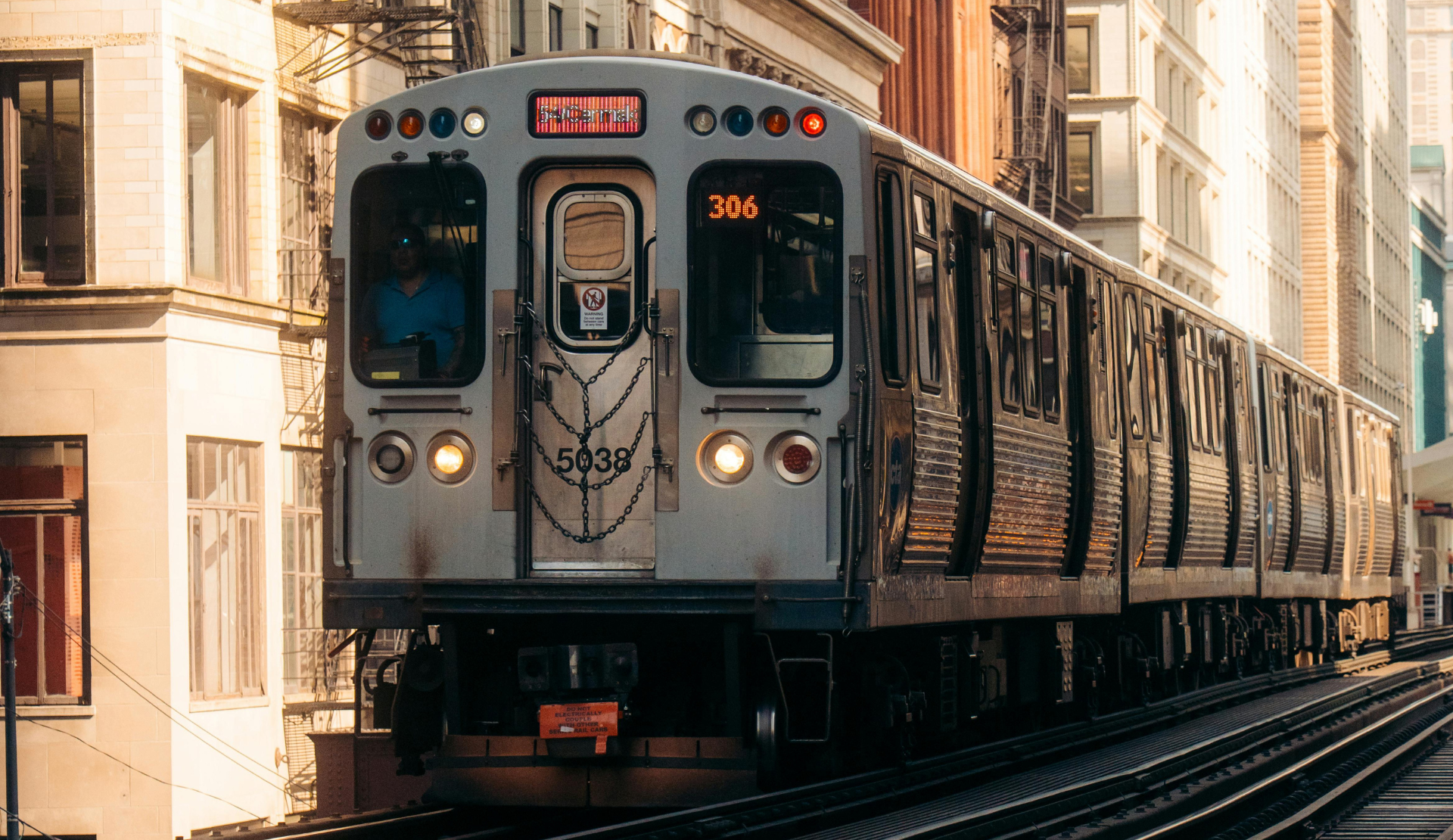 Die Chicago Elevated Train (L-Train) fährt auf erhöhten Gleisen durch den Loop zwischen historischen Gebäuden