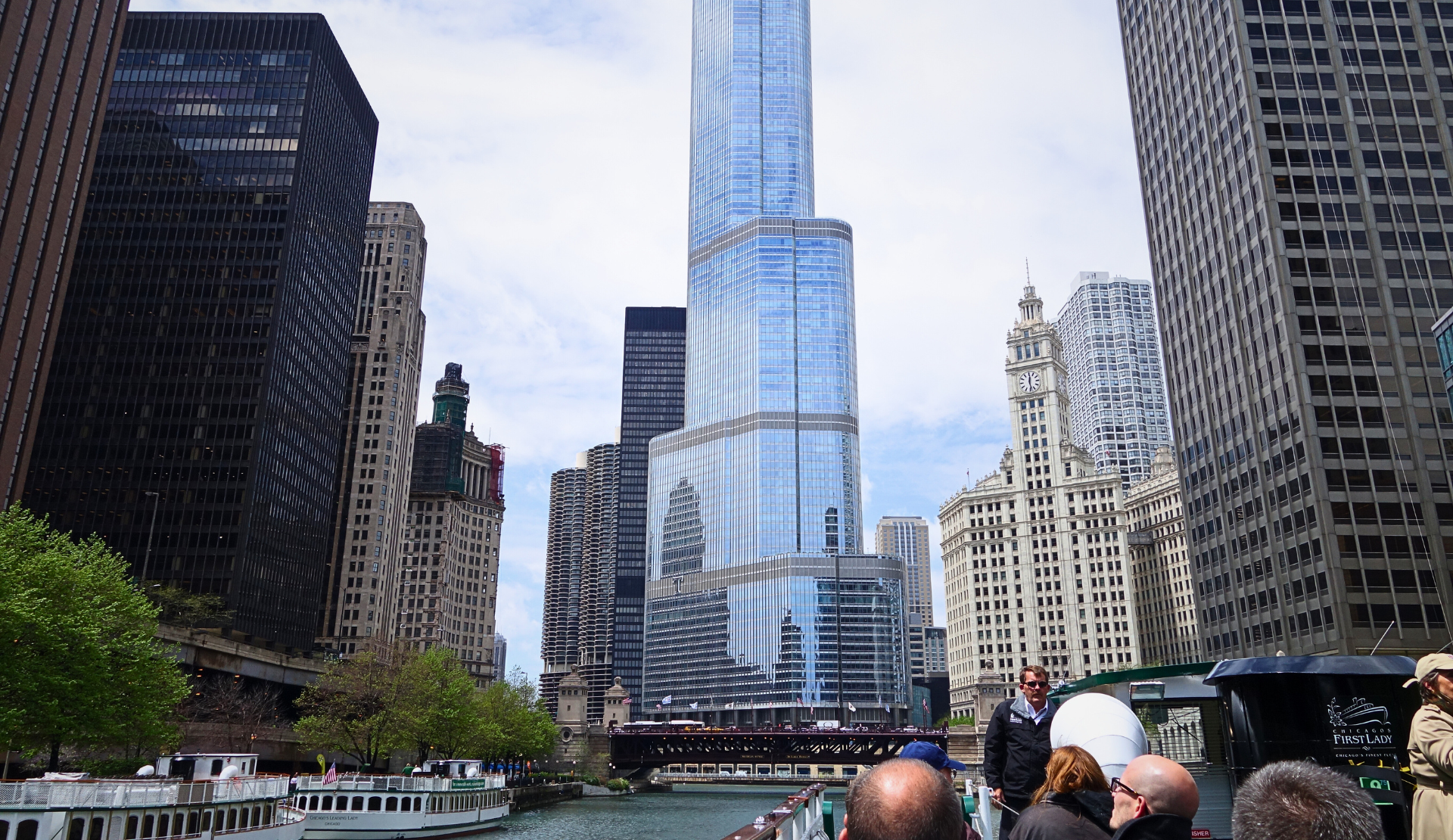 Blick vom Ausflugsboot auf die Wolkenkratzer entlang des Chicago River während der Architecture Foundation Tour