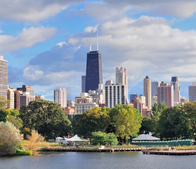 Blick auf die Skyline von Chicago mit Wolkenkratzern und grüner Parklandschaft im Vordergrund