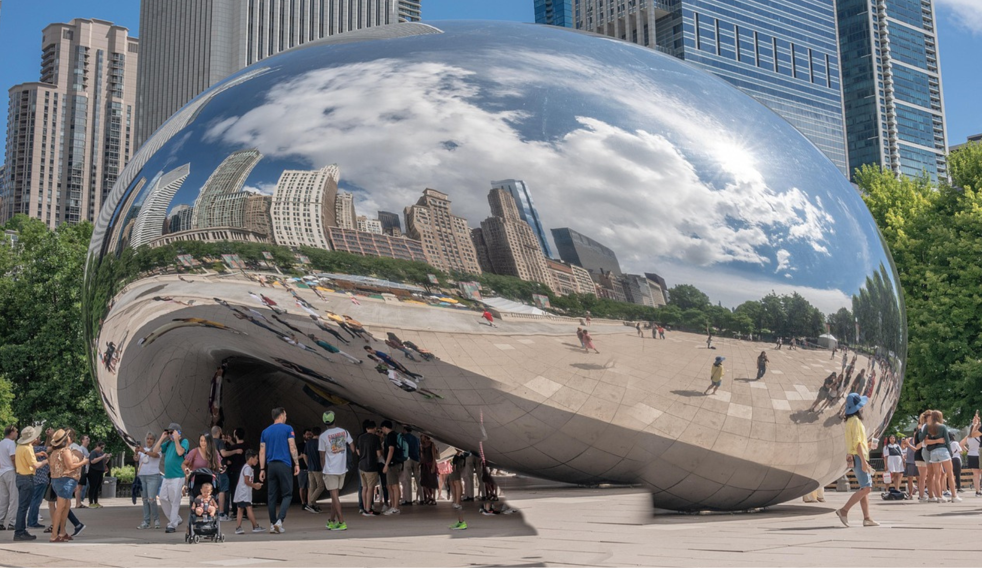 The Bean Skulptur im Millennium Park Chicago mit spiegelnder Oberfläche, die die Skyline und Besucher reflektiert