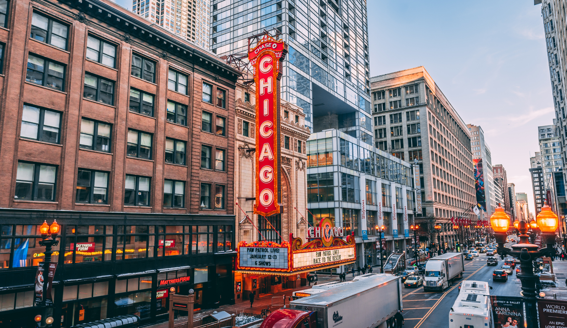 Das Chicago Theater in der State Street mit dem beleuchteten vertikalen 